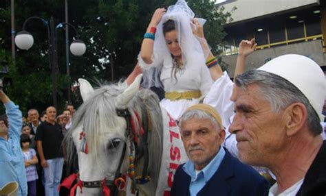 what is dasmat shqiptare|Traditat dhe ritet e dikurshme të dasmave shqiptare .